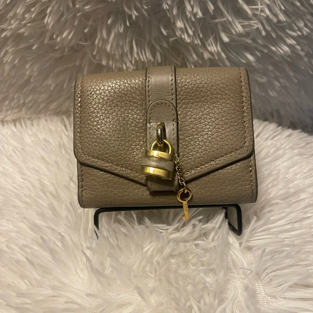 🔥Chloe🔥 Paddington 🔒 Taupe Pebble Leather Wallet - Picture 1 of 10